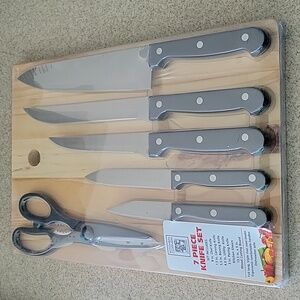 NWT 7 piece knife set with cutting board